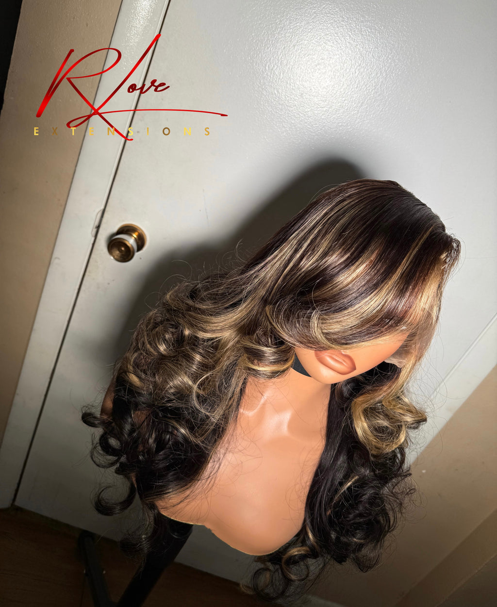 28” Highlight Streaks Frontal Ready-to-Wear Wig