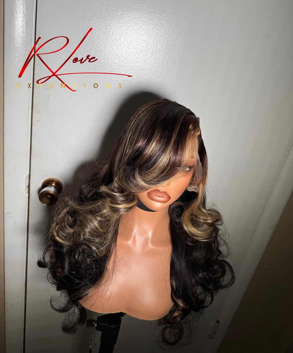 28” Highlight Streaks Frontal Ready-to-Wear Wig